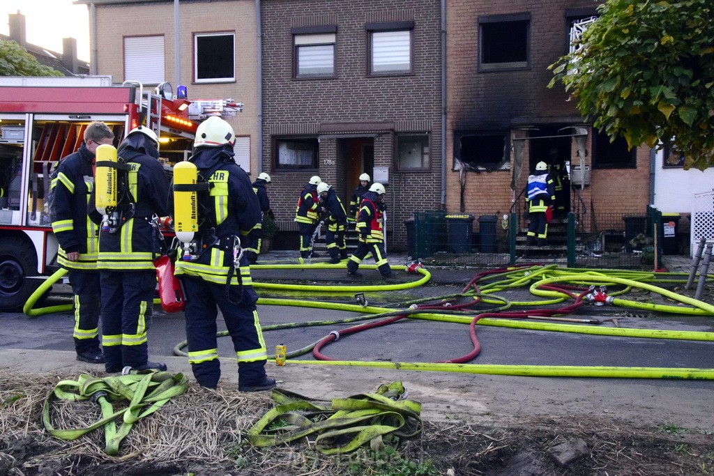 Feuer 2 Vollbrand Reihenhaus Roggendorf Berrischstr P194.JPG - Miklos Laubert